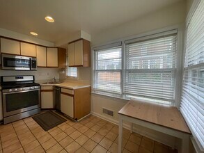 306 Russell Rd in Alexandria, VA - Foto de edificio - Building Photo