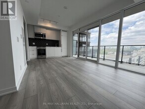 285-285 Dufferin St in Toronto, ON - Building Photo - Building Photo