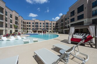 Ivy Lofts in Pearland, TX - Foto de edificio - Building Photo