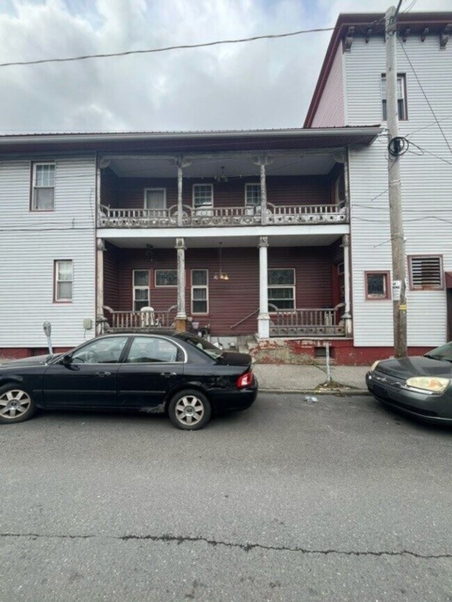 4 Spring Garden St in Lansford, PA - Building Photo - Building Photo