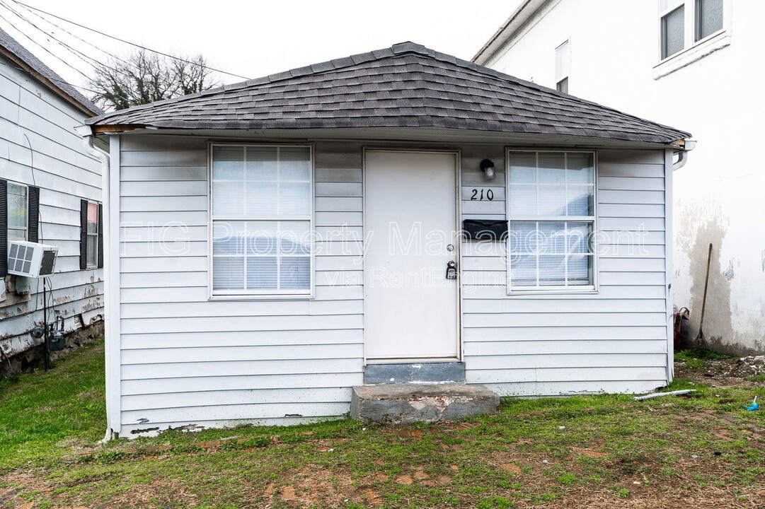 210 Clinton St in Harriman, TN - Building Photo