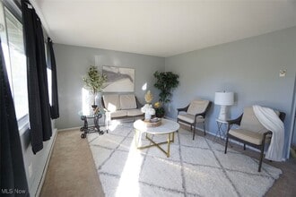 211 Hilltop Dr in Chardon, OH - Building Photo - Building Photo