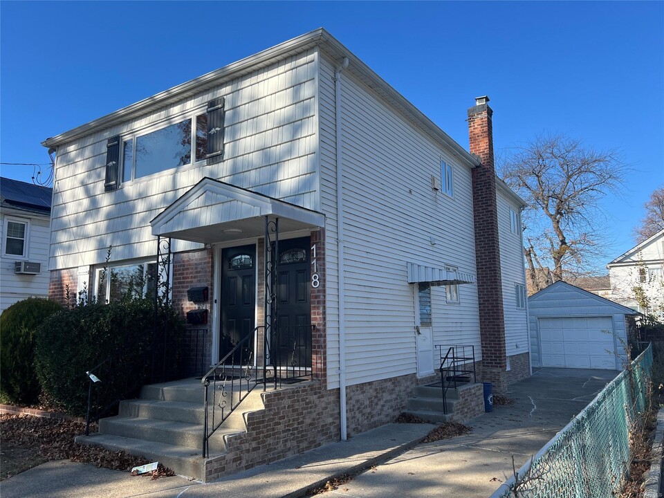 118 Sherman Ave in Williston Park, NY - Building Photo