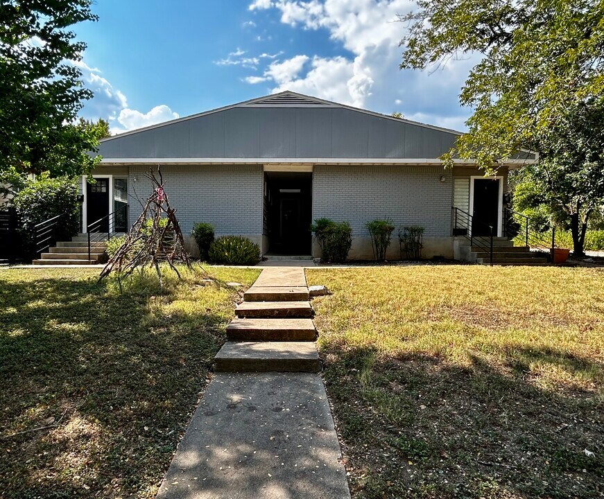 3304 Tom Green St, Unit #B in Austin, TX - Building Photo