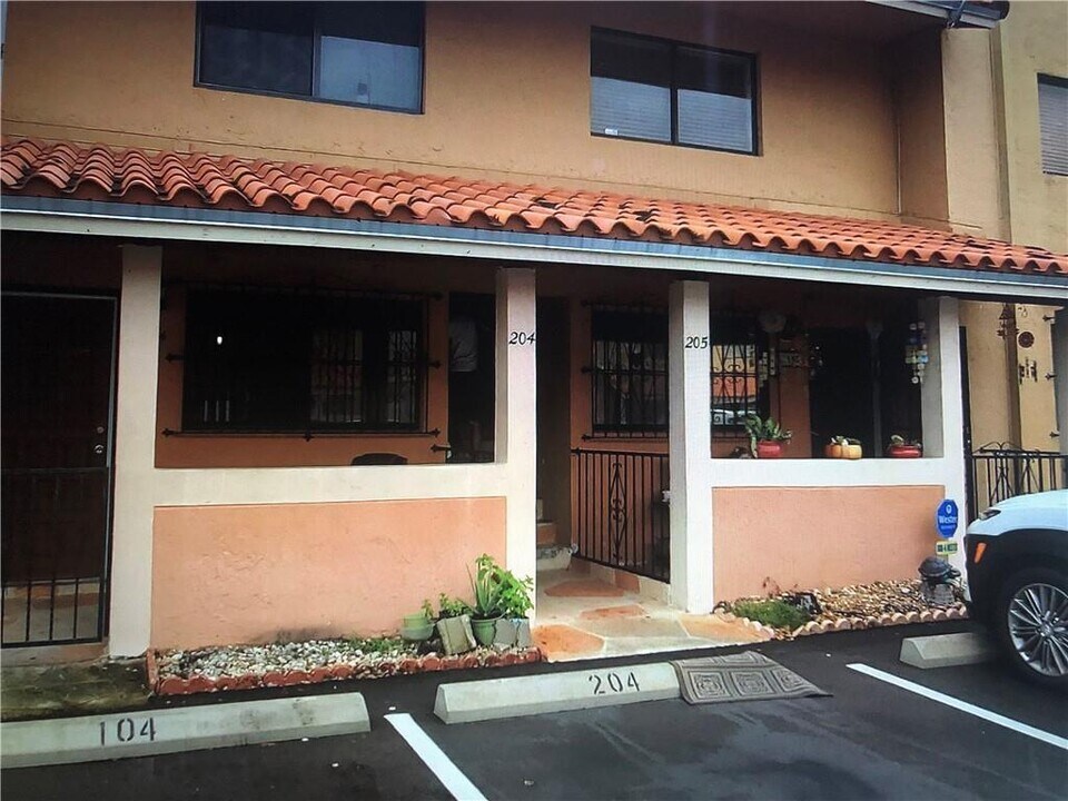 2740 W 61st St, Unit 205 in Hialeah, FL - Foto de edificio
