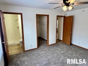 1327 W Covington Ct in Peoria, IL - Building Photo - Building Photo