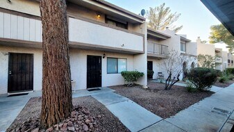 5245 Child Ct in Las Vegas, NV - Building Photo