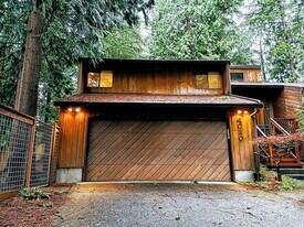 4020 Willowbrook Ln in Bellingham, WA - Building Photo