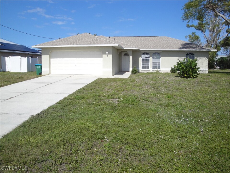 1415 SE 11th St in Cape Coral, FL - Building Photo