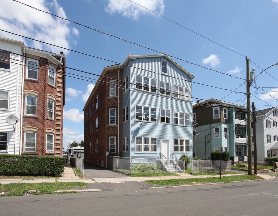 77 Booth St in New Britain, CT - Building Photo