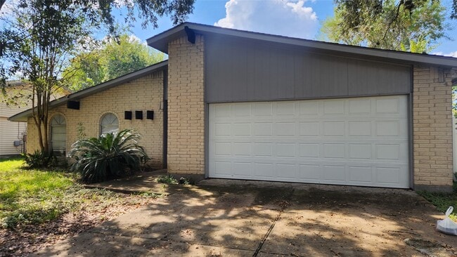 property at 2815 Quail Valley E Dr