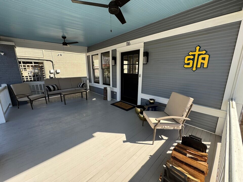116 E French Pl in San Antonio, TX - Building Photo