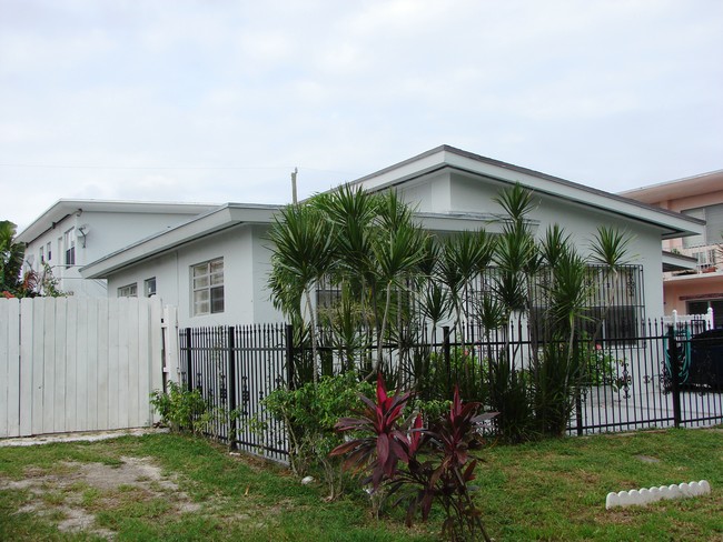 1037 79th St in Miami Beach, FL - Foto de edificio - Building Photo