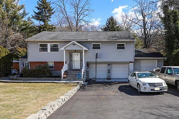 352 Woodbury Rd in Woodbury, NY - Building Photo