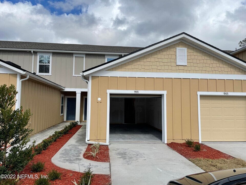 9571 Star Dr in Jacksonville, FL - Building Photo