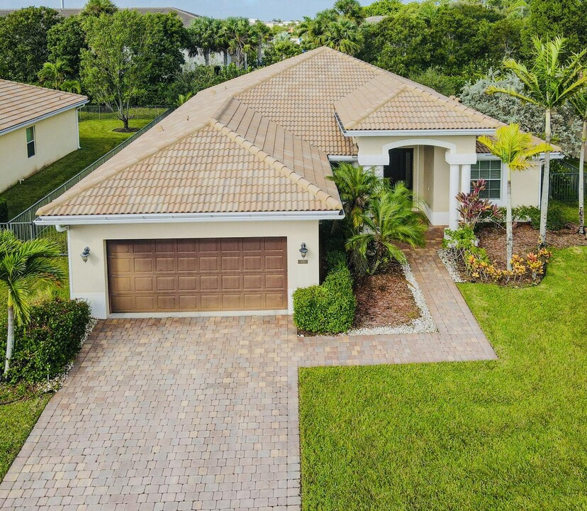 493 Rachel Ln in West Palm Beach, FL - Building Photo