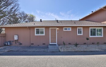 1327 Essex Way in San Jose, CA - Foto de edificio - Building Photo