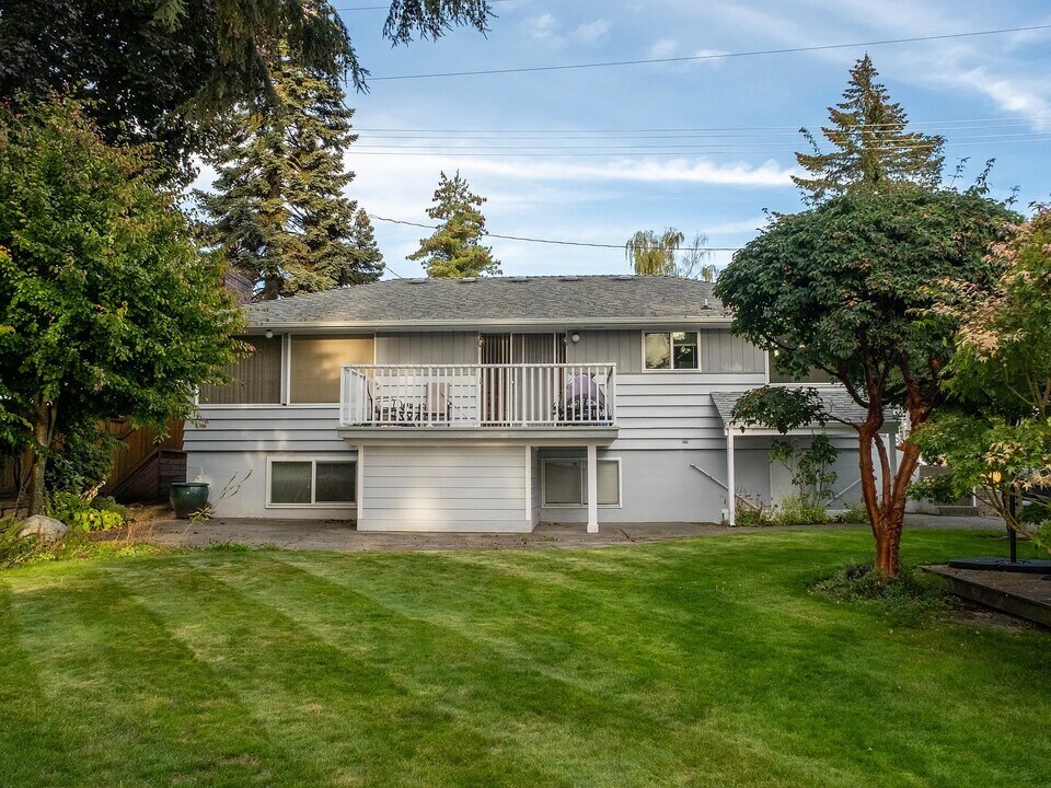 1916 Bridgeport Way W, Unit B in University Place, WA - Foto de edificio