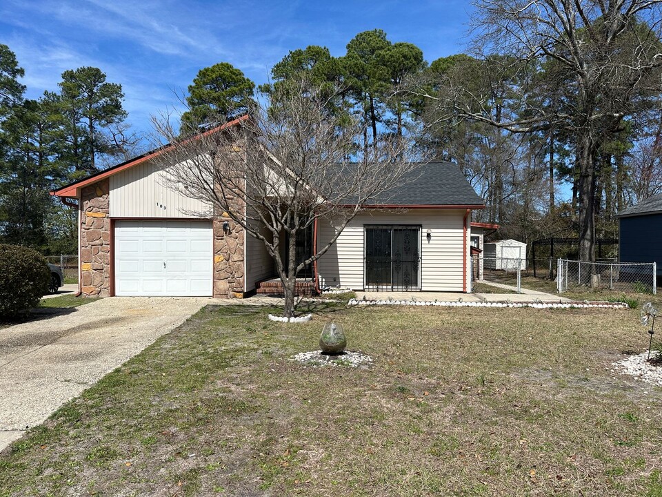 103 Alexander Ln in Spring Lake, NC - Building Photo