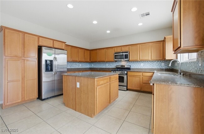 6416 N Setting Moon St in North Las Vegas, NV - Foto de edificio - Building Photo