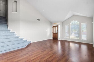 10525 Hainsworth Park Dr in Austin, TX - Foto de edificio - Building Photo