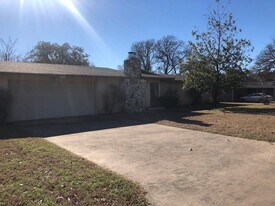 605 Cardinal Dr in Kerrville, TX - Building Photo