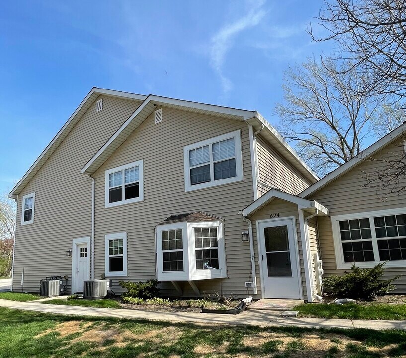 624 N Lake Shore Dr in Palatine, IL - Building Photo