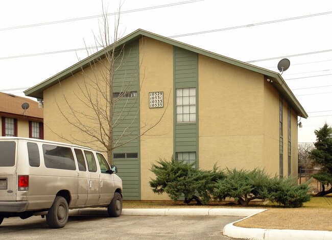 10529 Starcrest Dr in San Antonio, TX - Foto de edificio - Building Photo