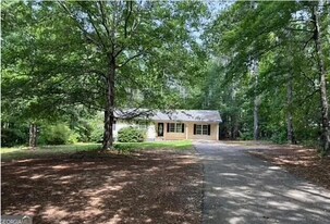 220 Eve Cir in Griffin, GA - Building Photo