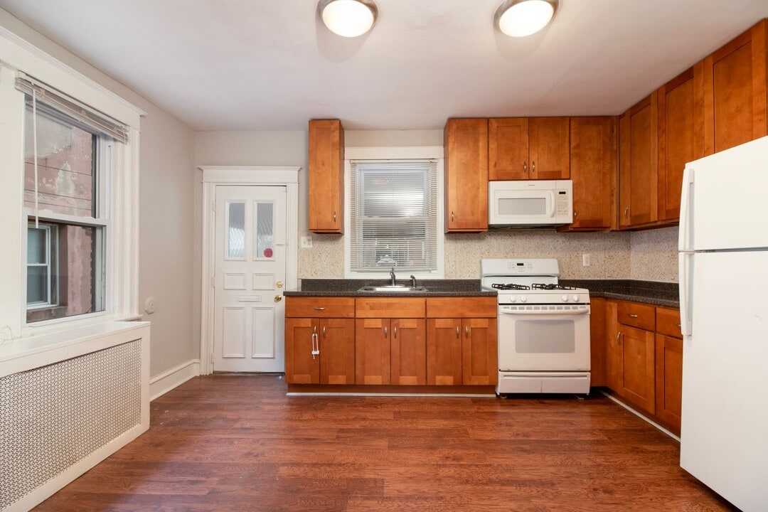 2828 Bridge St in Philadelphia, PA - Building Photo