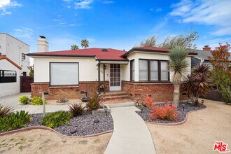 2431 Pier Ave in Santa Monica, CA - Building Photo - Building Photo