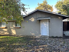 1737 Rainbow Loop in Springfield, OR - Foto de edificio - Building Photo