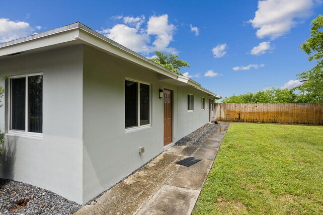 2227 NE 3rd Ave in Delray Beach, FL - Foto de edificio - Building Photo