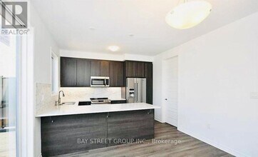 980 Logan Dr in Milton, ON - Building Photo - Building Photo