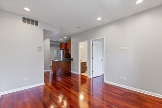1360 W Greenleaf Ave in Chicago, IL - Building Photo - Building Photo