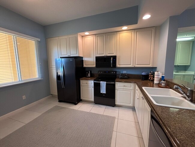 14 Harbour Isle Dr W in Fort Pierce, FL - Building Photo - Building Photo