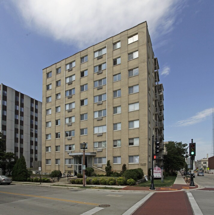 Villager Apartments in Shorewood, WI - Foto de edificio