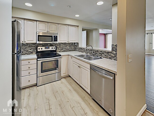 2530 15th Ave W, Unit 501 in Seattle, WA - Building Photo - Building Photo