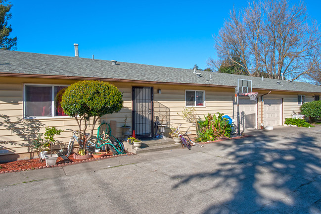 1672 Dutton Ave in Santa Rosa, CA - Building Photo - Other