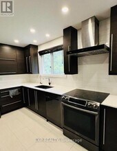 213 Northlake Dr in Waterloo, ON - Building Photo - Building Photo