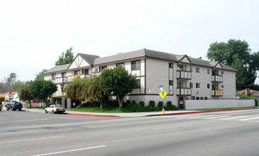 6351 Ranchito Ave in Van Nuys, CA - Foto de edificio - Building Photo