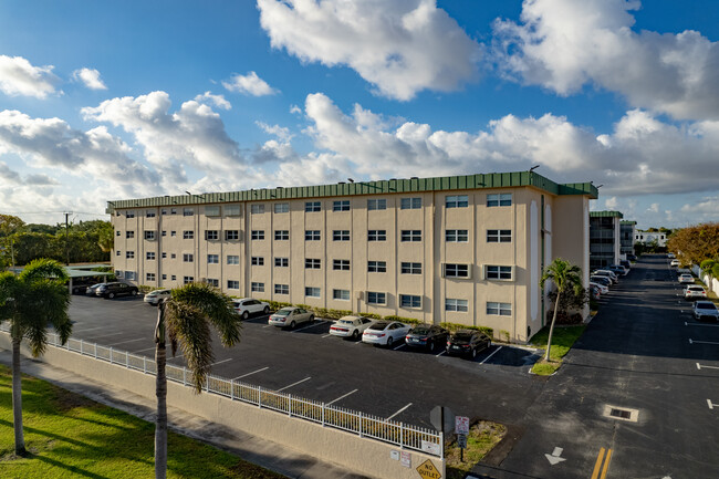 Hampton Gardens Condominium in Deerfield Beach, FL - Foto de edificio - Building Photo