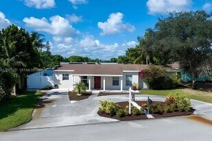 6941 Boston Dr in Atlantis, FL - Building Photo