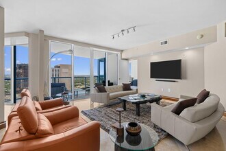 333 Las Olas Way in Fort Lauderdale, FL - Foto de edificio - Building Photo