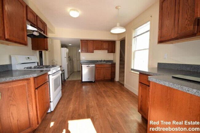 25 Oakland St in Newton, MA - Building Photo - Building Photo