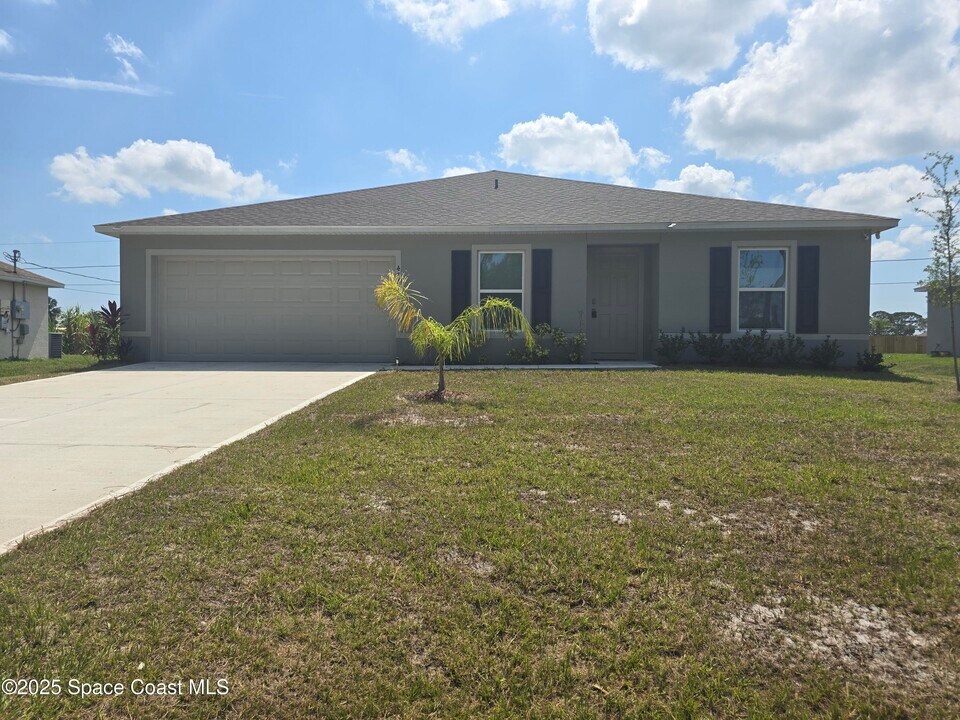 473 Brevard Ave SE in Palm Bay, FL - Building Photo