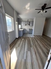 4917 S San Pedro St, Unit 4917 in Los Angeles, CA - Foto de edificio - Building Photo