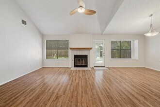 7201 Pine Bluffs Trail in Austin, TX - Foto de edificio - Building Photo