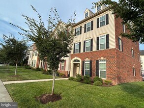 24706 Hutchinson Farm Dr in Sterling, VA - Building Photo - Building Photo