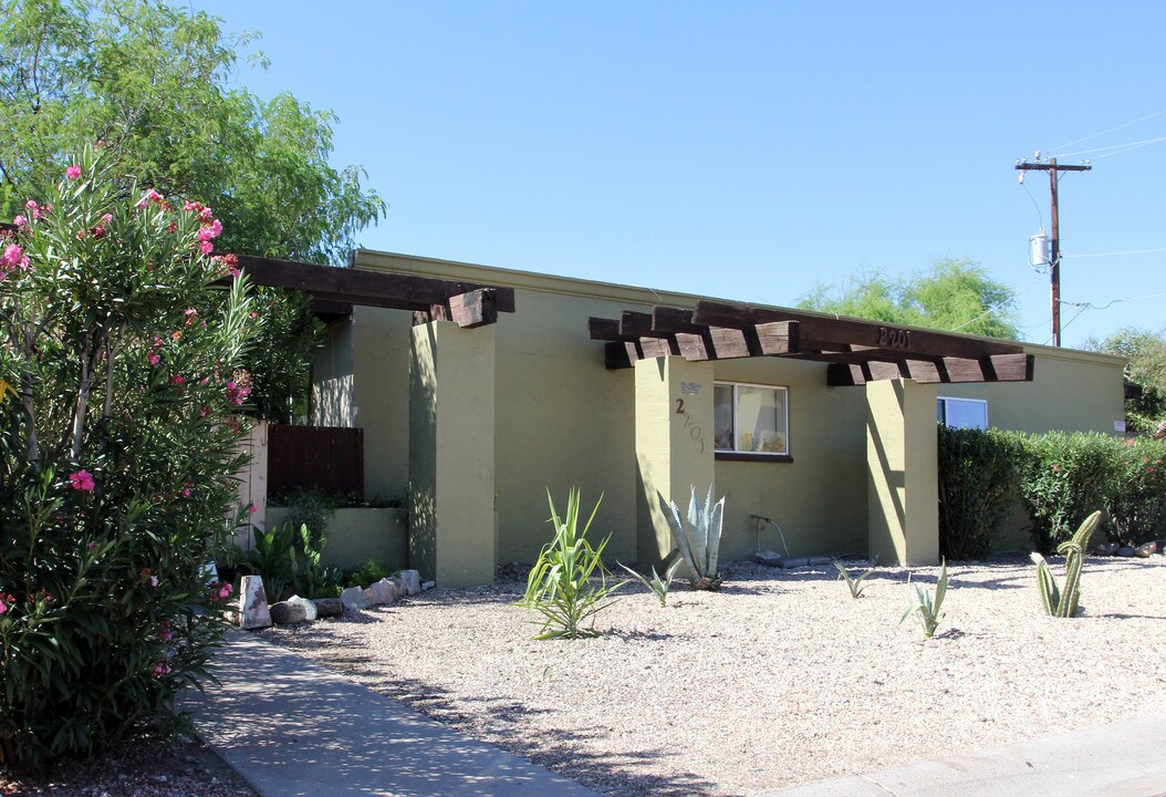 2201 E Cactus Rd in Phoenix, AZ - Foto de edificio